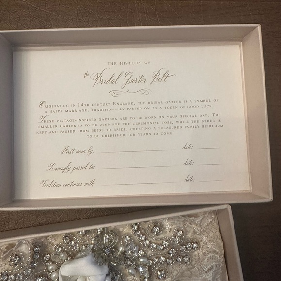 Elegant Bridal Garter Set with Lace and Pearl Details - Picture 2 of 3